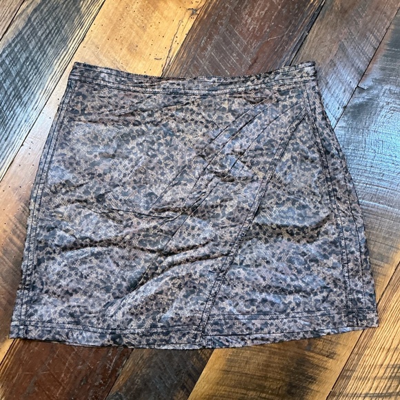 Free People “Fake Out” Faux Wrap Mini Skirt Vegan Leather Leopard Print Size 4 - Picture 4 of 9